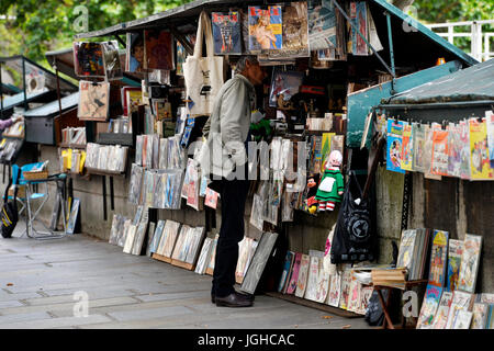 Second Hand Händler am Seineufer, Paris, Frankreich Stockfoto