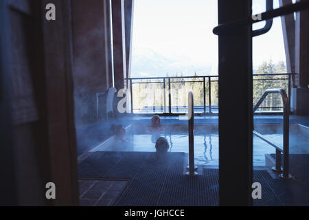 Entspannung im Whirlpool zu Hause Freunde Stockfoto