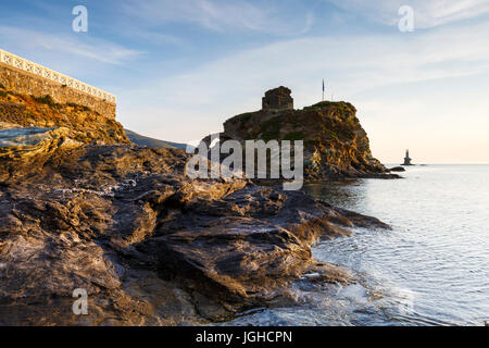 Schloss und Leuchtturm in Chora von Andros am frühen Morgen. Stockfoto