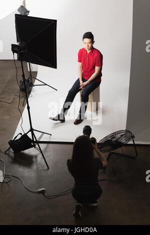 Erhöhte Ansicht der Fotografin Fotograf junger Mann im studio Stockfoto
