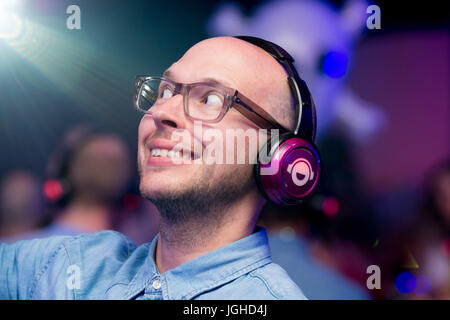 Man genießt Musik auf seinem Kopfhörer während einer silent disco Stockfoto