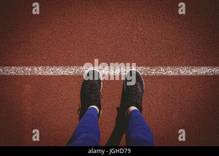 Niedrige Teil der weiblichen Athleten auf der Laufstrecke stehen Stockfoto
