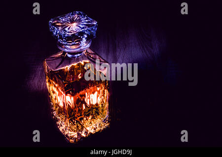 Whisky in eine Karaffe mit einigen lightpainting Stockfoto