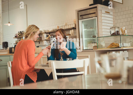 Schwangere Frau und Freund frühstücken im restaurant Stockfoto