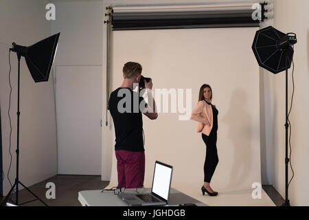 Rückansicht des Menschen fotografieren weibliches Model im studio Stockfoto