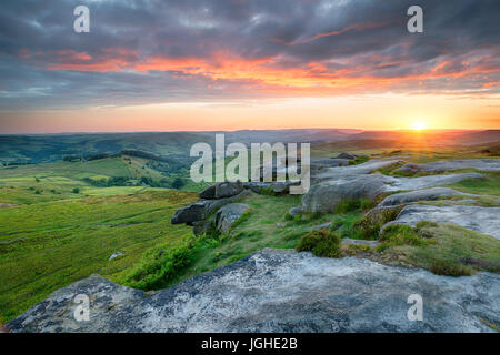 Dramatischen Sonnenuntergang Himmel über Higger Tor im Peak District National park Stockfoto