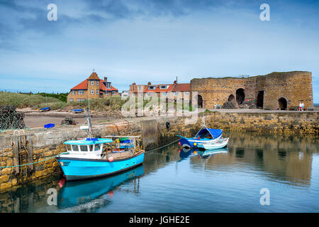 Angelboote/Fischerboote im Hafen von Beadnell an der Northumbrian Küste Stockfoto