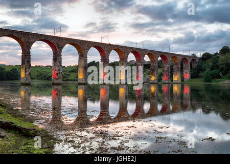 Der Royal Grenze Brücke über den Fluss Tweed in Berwick am Tweed in Northumberland, die Brücke ist jeden Abend bei Einbruch der Dunkelheit beleuchtet. Stockfoto