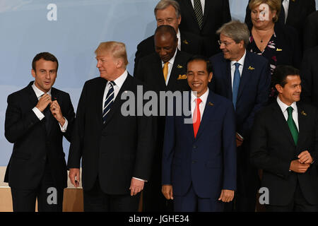 (Links nach rechts) Der französische Präsident Emmanuel Macron, uns Präsident Donald Trump, indonesische Präsident Joko Widodo und mexikanischen Präsidenten Enrique Pena Nieto während des G20-Gipfels in Hamburg als weltweit führenden Pose für ein Familienfoto zu interagieren. Stockfoto