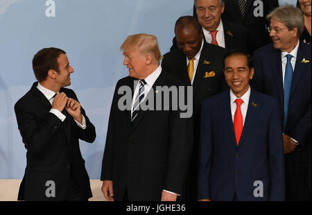 (Links nach rechts) Der französische Präsident Emmanuel Macron, US Präsident Donald Trump und indonesischen Präsidenten Joko Widodo interagieren als Weltmarktführer posieren für ein Familienfoto während des G20-Gipfels in Hamburg. Stockfoto