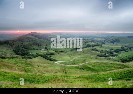 Stürmischer Sonnenaufgang von Mam Tor im Peak District Blick über Hope Valley Stockfoto