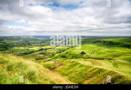 Die Aussicht vom Mam Tor in der Nähe von Castleton in der hohen Gipfel Derbyshire und Blick über Hope Valley Stockfoto