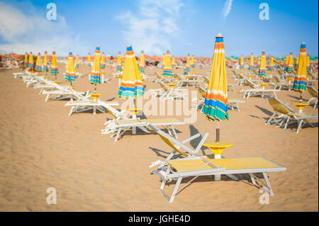 Sonnenschirm Strand zum Relaxen und Sonne setzen Strand. Bibione, Italien Stockfoto