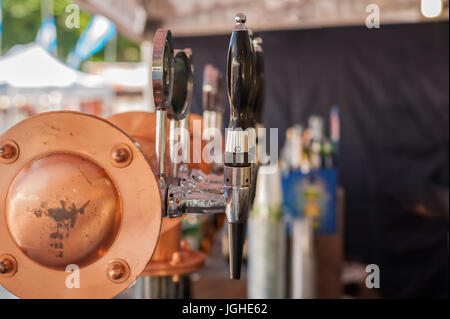 Dürre-Bier-Hähne und andere Getränke in einer Bar. Stockfoto