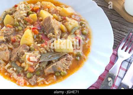 Geschmortes Schweinefleisch mit Gemüse und Reis in Platte Stockfoto