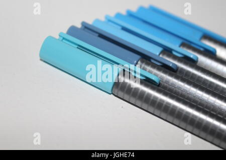 Eine Reihe von Stiften in verschiedenen Schattierungen von blau Stockfoto