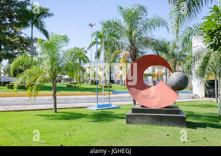 PORTO VELHO, Brasilien - 15. Juni 2017: Skulptur vor dem Rathaus von Porto Velho, umgeben von Rasen und Bäumen. Rote Skulptur aus Metall, R Stockfoto