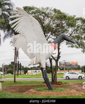 CAMPO GRANDE, Brasilien - 31. Mai 2017: Skulptur des Künstlers Cleir Avila vor der Aeroporto Internacional de Campo Grande Luft Tuiuiu Vogel Stockfoto