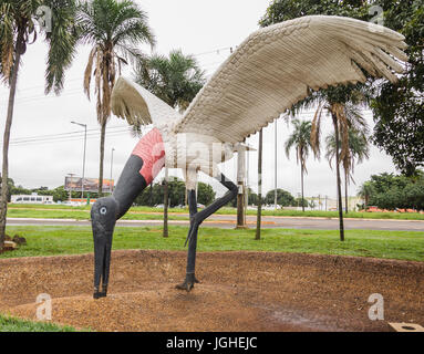 CAMPO GRANDE, Brasilien - 31. Mai 2017: Skulptur des Künstlers Cleir Avila vor der Aeroporto Internacional de Campo Grande Luft Tuiuiu Vogel Stockfoto