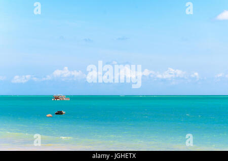 Joao Pessoa, PB, Brasilien - 8. Dezember 2016: Ein Touristenboot Segel entfernt am Strand von Joao Pessoa an einem schönen sonnigen Tag. Stockfoto