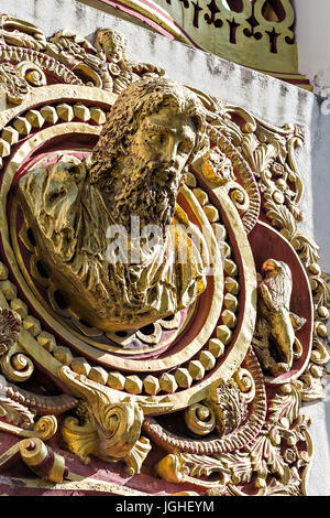 Kopf und Schultern Detail der goldenen antiken Skulptur Stockfoto