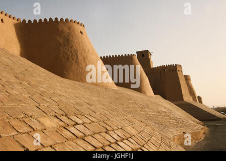 Der Wachturm der Khuna Ark, der Festung und Residenz der Herrscher von Chiwa, Usbekistan. Die Arche wurde im 12. Jahrhundert erbaut. Stockfoto