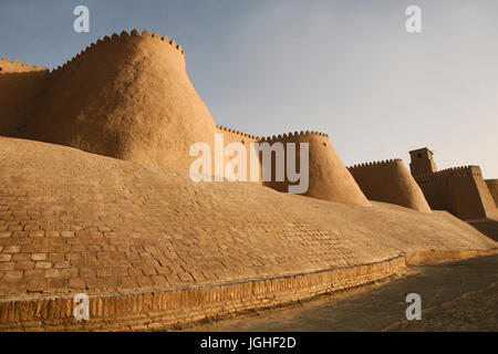 Der Wachturm der Khuna Ark, der Festung und Residenz der Herrscher von Chiwa, Usbekistan. Die Arche wurde im 12. Jahrhundert erbaut. Stockfoto