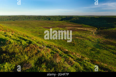 North York Moors aus einem Grat entlang des Loch Horcum und Blick auf Moorland und Vegetation auf einen schönen Sommer-Dämmerung in der Nähe von Goathland, Yorkshire, Großbritannien. Stockfoto