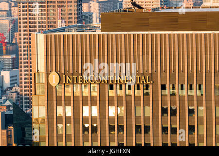 Japan, Osaka. Umeda Sky Building, Ansicht von oben. Top Name und Emblem der Intercontinental Hotel bei Sonnenuntergang Zeitraum, goldene Stunde. Stockfoto