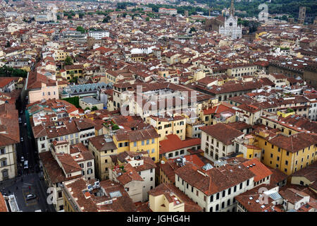 Rote Dächer von Florenz vom Dom entfernt Stockfoto