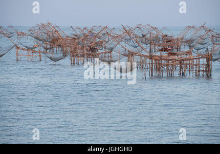 Thailand, Phatthalung, Ufer betriebene heben Sie Net, Sonnenuntergang / / Pêche au Carrelet, Coucher du Soleil, Sud Thaïlande Pêche au Carrelet, Sonne Hebel, Sud T Stockfoto