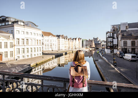 Frau in der Altstadt von Gent, Belgien reisen Stockfoto