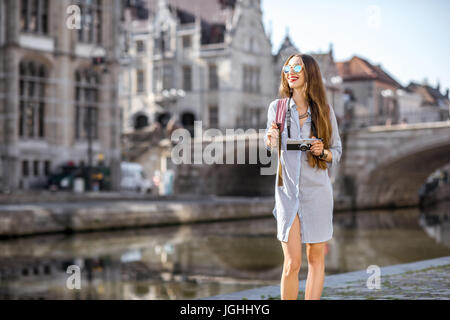 Frau in der Altstadt von Gent, Belgien reisen Stockfoto