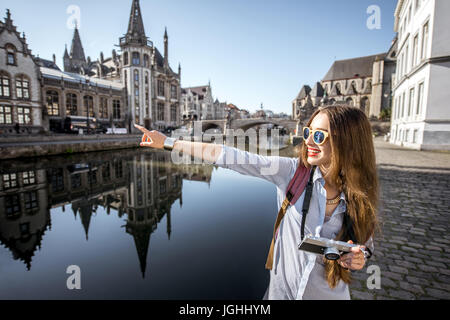 Frau in der Altstadt von Gent, Belgien reisen Stockfoto