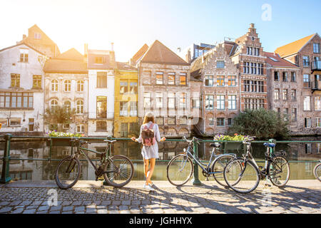 Frau in der Altstadt von Gent, Belgien reisen Stockfoto