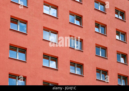 Rotes Haus-Fassade - Fenster, Außenaufnahme Stockfoto