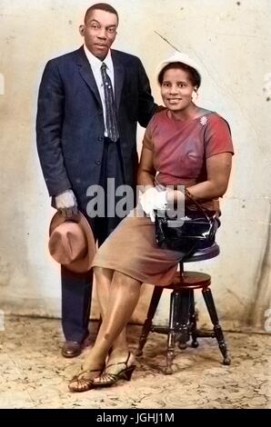 Porträt des afroamerikanischen paar mit Hut, Anzug und Abendkleid, im Fotostudio, 1930. Hinweis: Bild wurde digital eingefärbt wurde mit einem modernen Verfahren. Farben können Zeit ungenau sein. Stockfoto