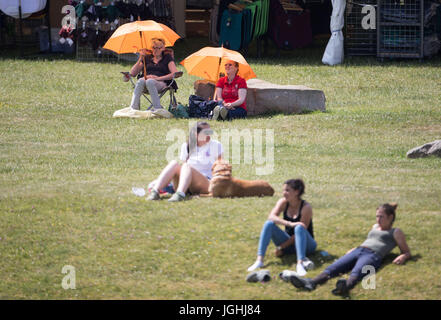 Zuschauer genießen Sie die Sonne an Str. Jamess Platz Wealth Management Barbury International Horse Trials in Barbury Castle, Wiltshire. Stockfoto