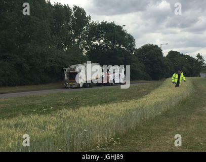 Ein Lagerplatz-LKW, der in einem tödlichen Absturz mit einem Kleinbus der Schule auf der A38 Kingsbury Road im Bereich Schloß Vale von Birmingham beteiligt war. Stockfoto