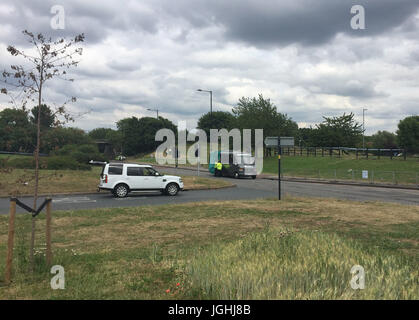 Eine Schule-Kleinbus, der bei einem tödlichen Unfall mit einem Lagerplatz-LKW auf der A38 Kingsbury Road im Bereich Schloß Vale von Birmingham beteiligt war. Stockfoto