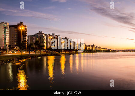 Beira Mar Norte Avenue in der Abenddämmerung. Florianopolis, Santa Catarina, Brasilien. Stockfoto