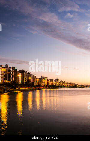 Beira Mar Norte Avenue in der Abenddämmerung. Florianopolis, Santa Catarina, Brasilien. Stockfoto