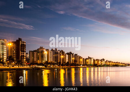 Beira Mar Norte Avenue in der Abenddämmerung. Florianopolis, Santa Catarina, Brasilien. Stockfoto