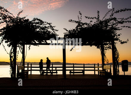 Die Terrasse auf dem Bürgersteig der Beira Mar Norte Avenue bei Sonnenuntergang. Florianopolis, Santa Catarina, Brasilien. Stockfoto