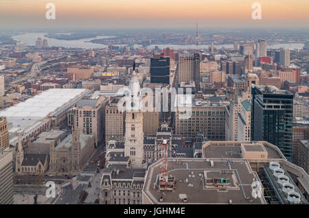 Antenne des Philadelphia Skyline bei Sonnenuntergang Stockfoto