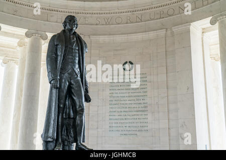 Statue von Thomas Jefferson mit Inschrift aus der Unabhängigkeitserklärung innen Jefferson Memorial in Washington, D.C. Stockfoto