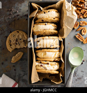 Ice Cream Sandwiches mit chocolate Chip cookies Stockfoto