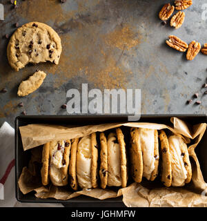 Ice Cream Sandwiches mit chocolate Chip cookies Stockfoto