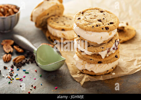 Ice Cream Sandwiches mit chocolate Chip cookies Stockfoto