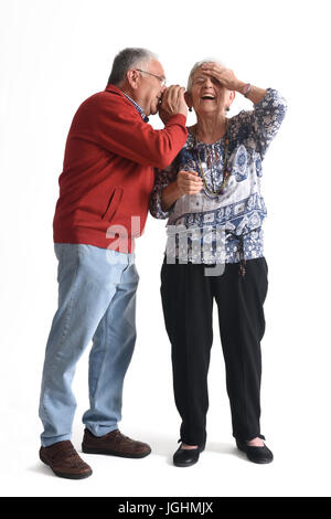 Geheimnisse senior Paar auf Weiß Stockfoto